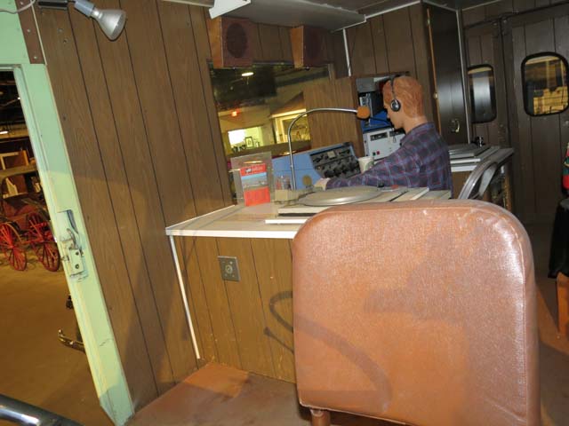 Dentro de la carrocería encontramos un estudio radiofónico.